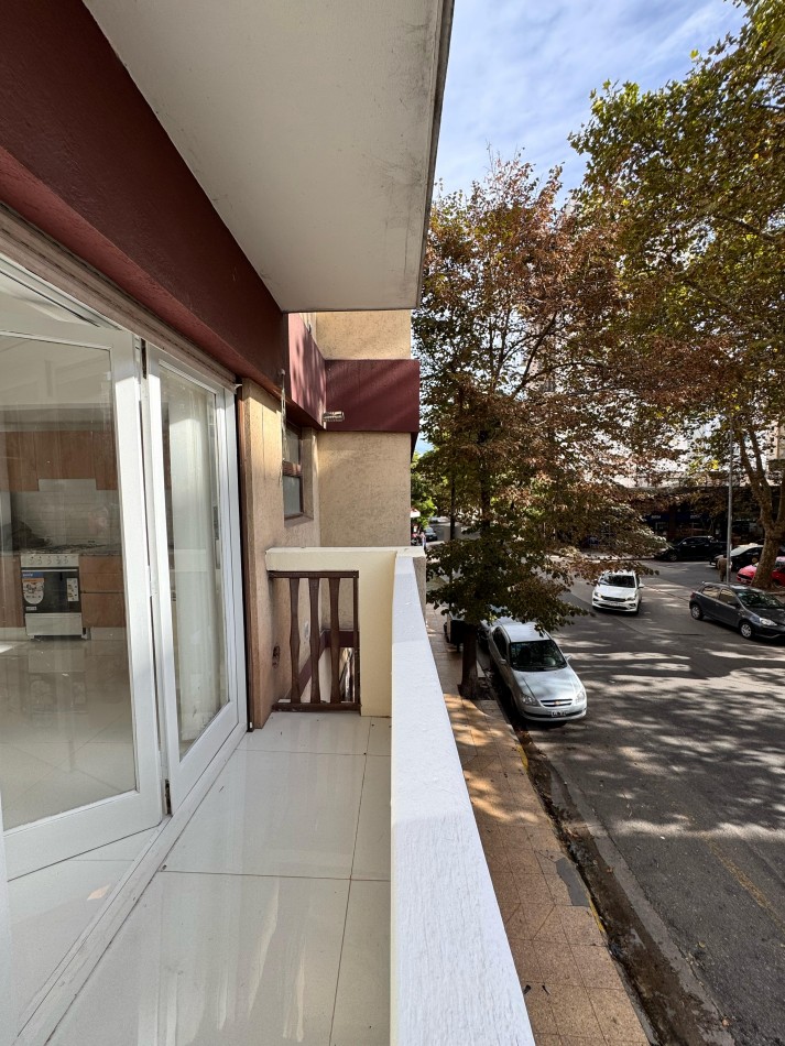 DEPARTAMENTO 2 AMBIENTES CON BALCON A LA CALLE Y COCHERA EN LA PERLA. VENDE Y PERMUTA