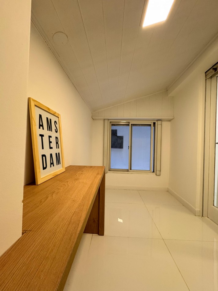 DEPARTAMENTO 2 AMBIENTES CON BALCON A LA CALLE Y COCHERA EN LA PERLA. VENDE Y PERMUTA