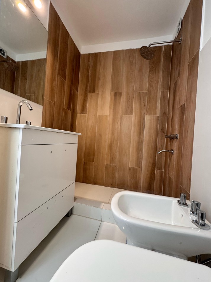 DEPARTAMENTO 2 AMBIENTES CON BALCON A LA CALLE Y COCHERA EN LA PERLA. VENDE Y PERMUTA