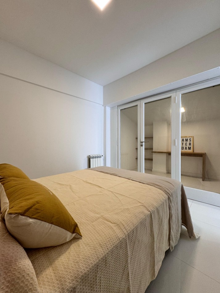 DEPARTAMENTO 2 AMBIENTES CON BALCON A LA CALLE Y COCHERA EN LA PERLA. VENDE Y PERMUTA