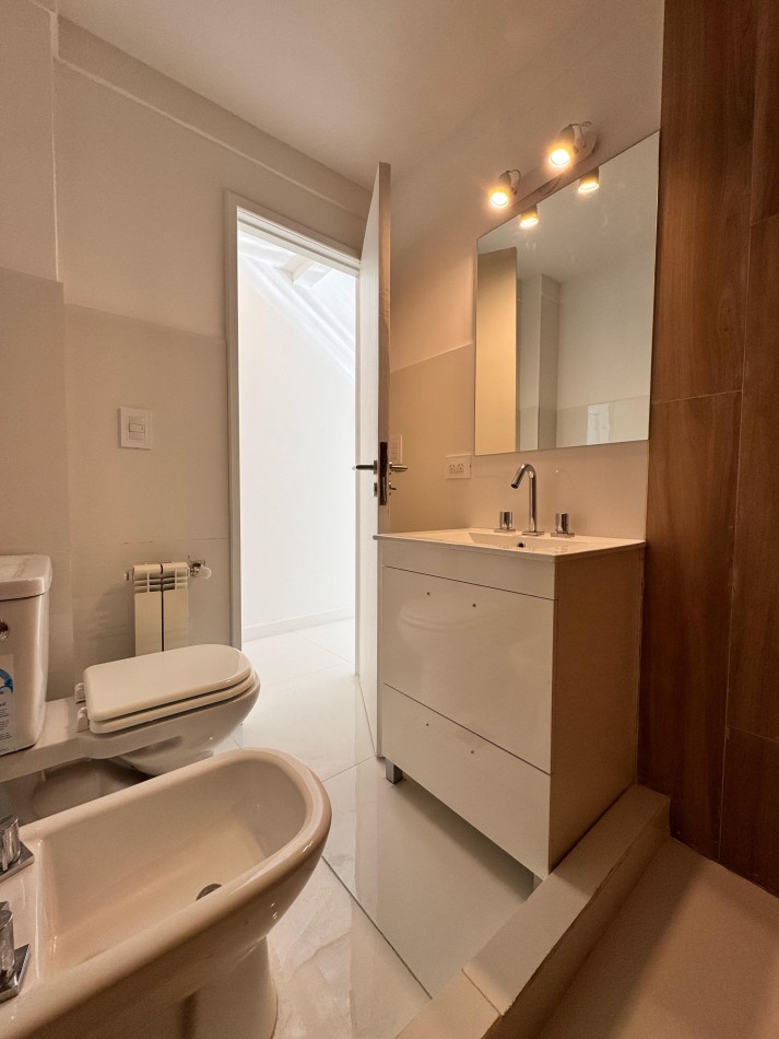 DEPARTAMENTO 2 AMBIENTES CON BALCON A LA CALLE Y COCHERA EN LA PERLA. VENDE Y PERMUTA