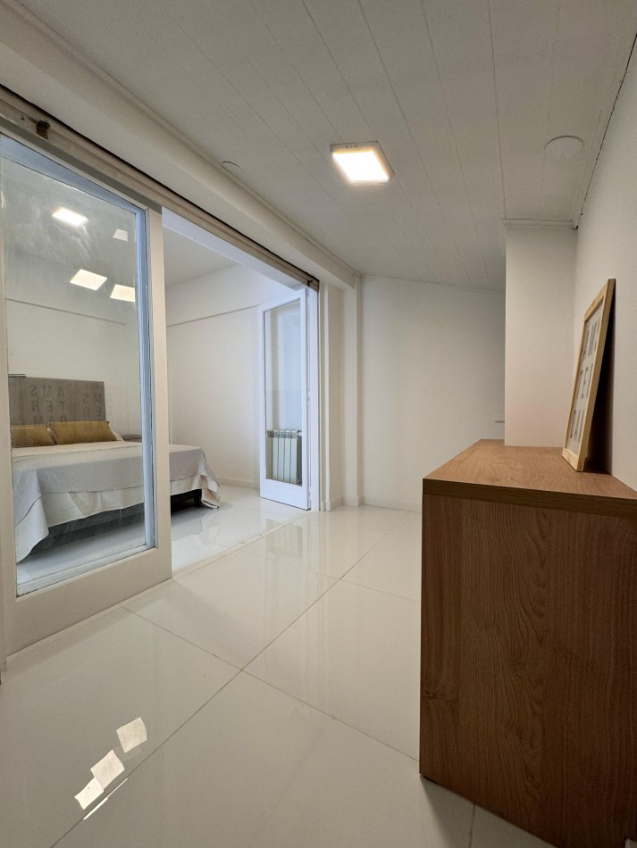 DEPARTAMENTO 2 AMBIENTES CON BALCON A LA CALLE Y COCHERA EN LA PERLA. VENDE Y PERMUTA