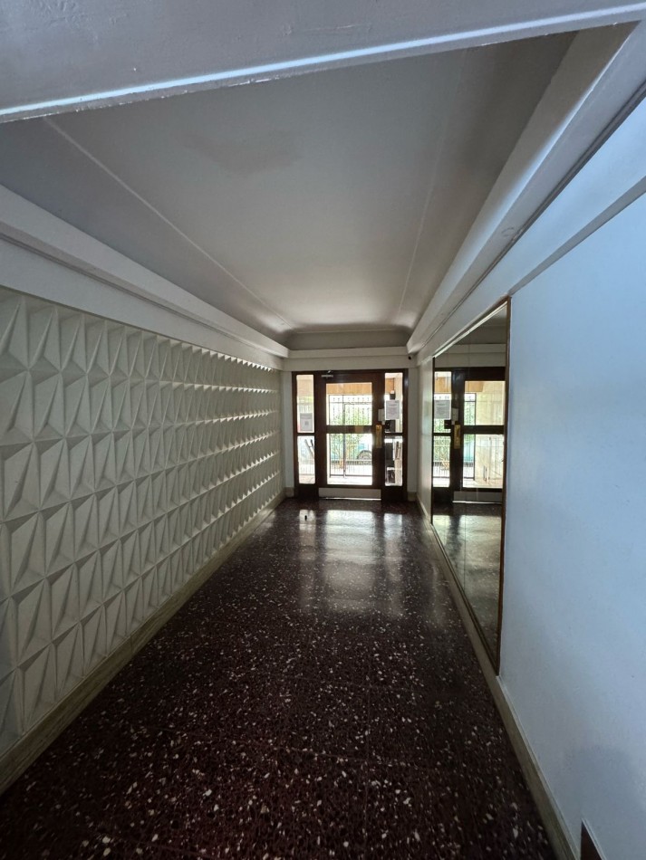 DEPARTAMENTO 2 AMBIENTES CON BALCON A LA CALLE, PATIO Y DEPENDENCIA  DE SERVICIO EN ALDREY