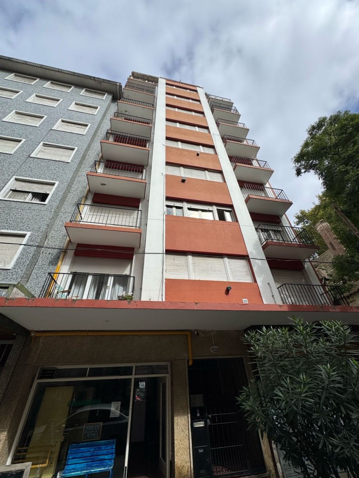 DEPARTAMENTO 2 AMBIENTES CON BALCON A LA CALLE, PATIO Y DEPENDENCIA  DE SERVICIO EN ALDREY
