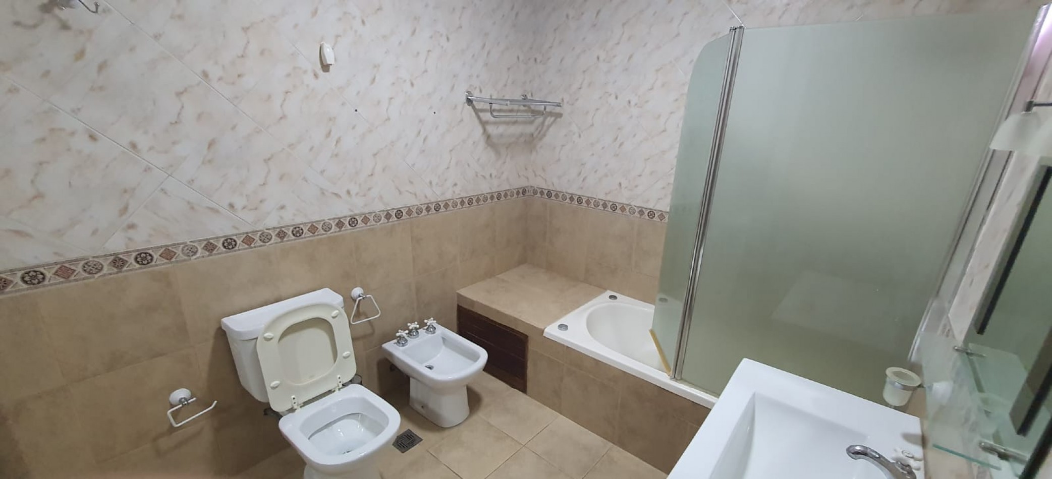 CASA 4 AMBIENTES CON PARQUE Y GARAJE EN MIRAMAR
