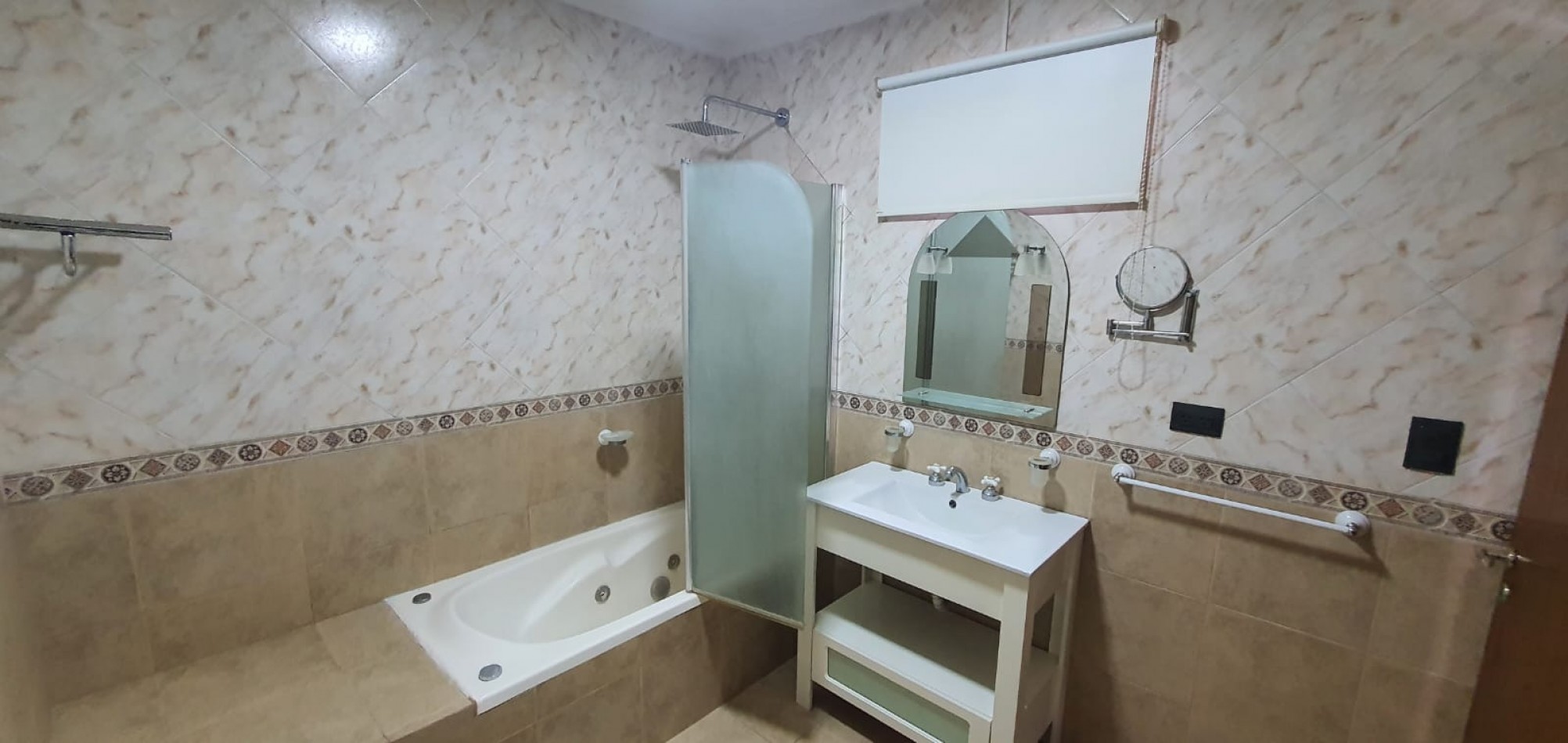 CASA 4 AMBIENTES CON PARQUE Y GARAJE EN MIRAMAR