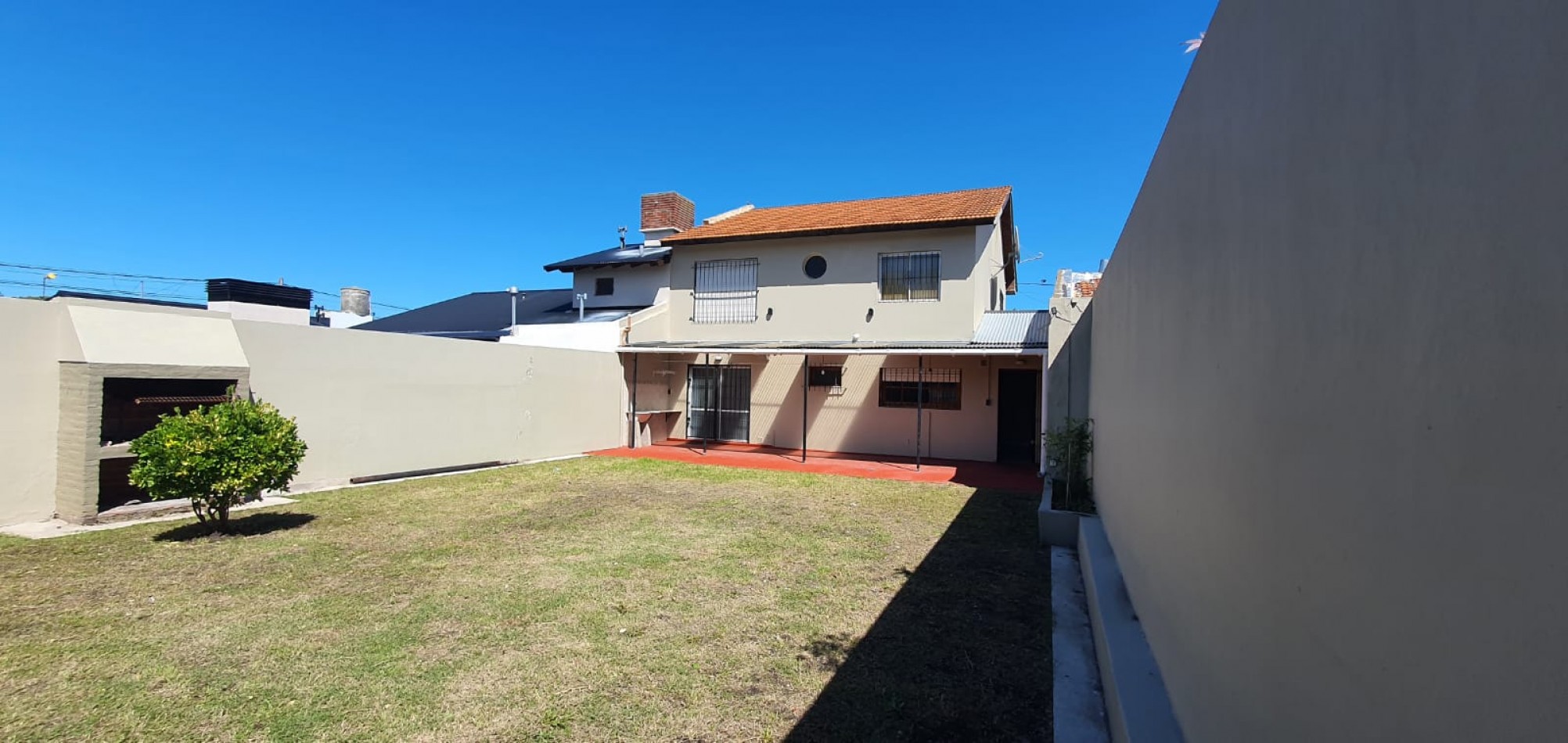 CASA 4 AMBIENTES CON PARQUE Y GARAJE EN MIRAMAR
