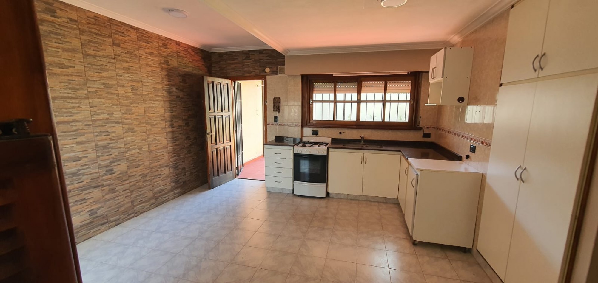 CASA 4 AMBIENTES CON PARQUE Y GARAJE EN MIRAMAR