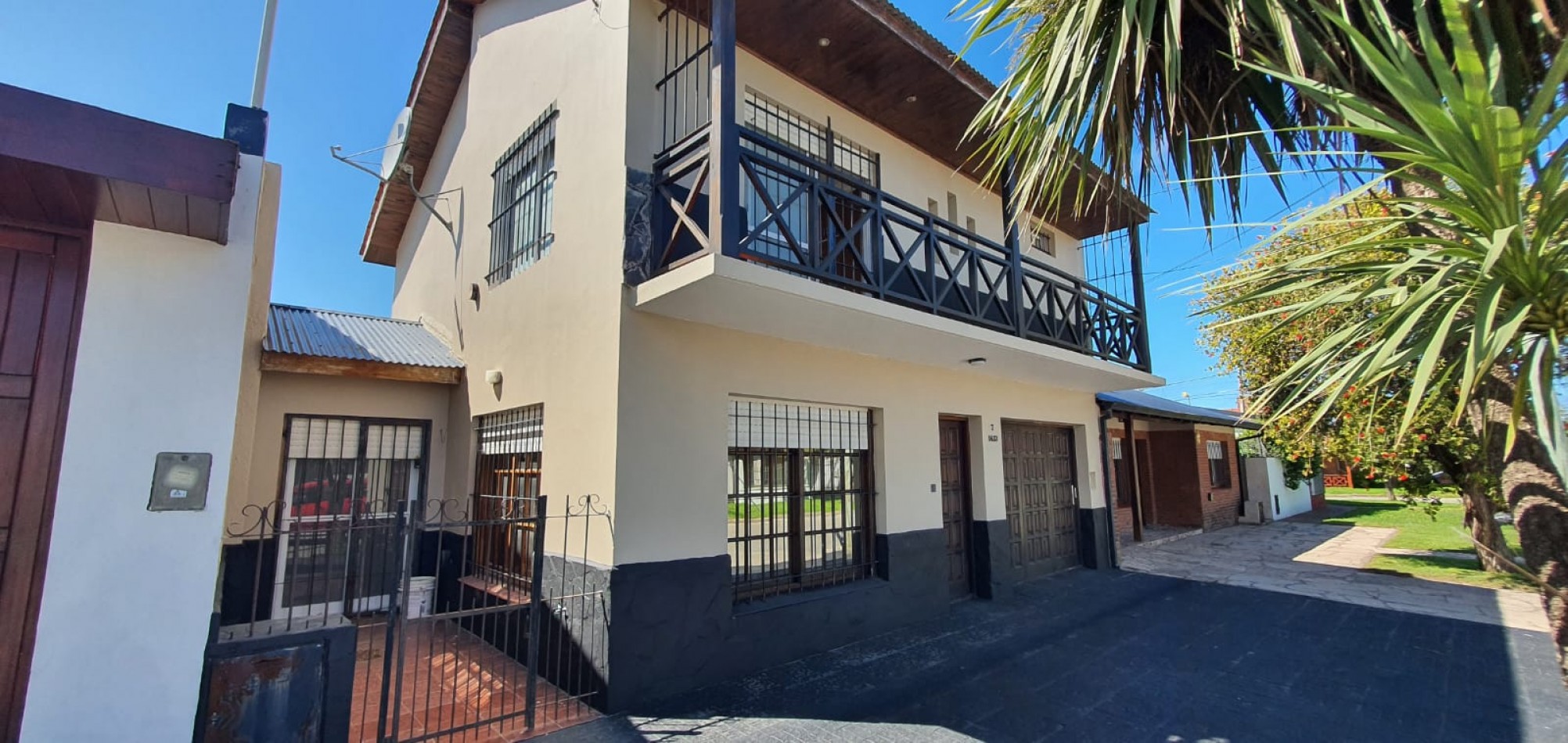 CASA 4 AMBIENTES CON PARQUE Y GARAJE EN MIRAMAR