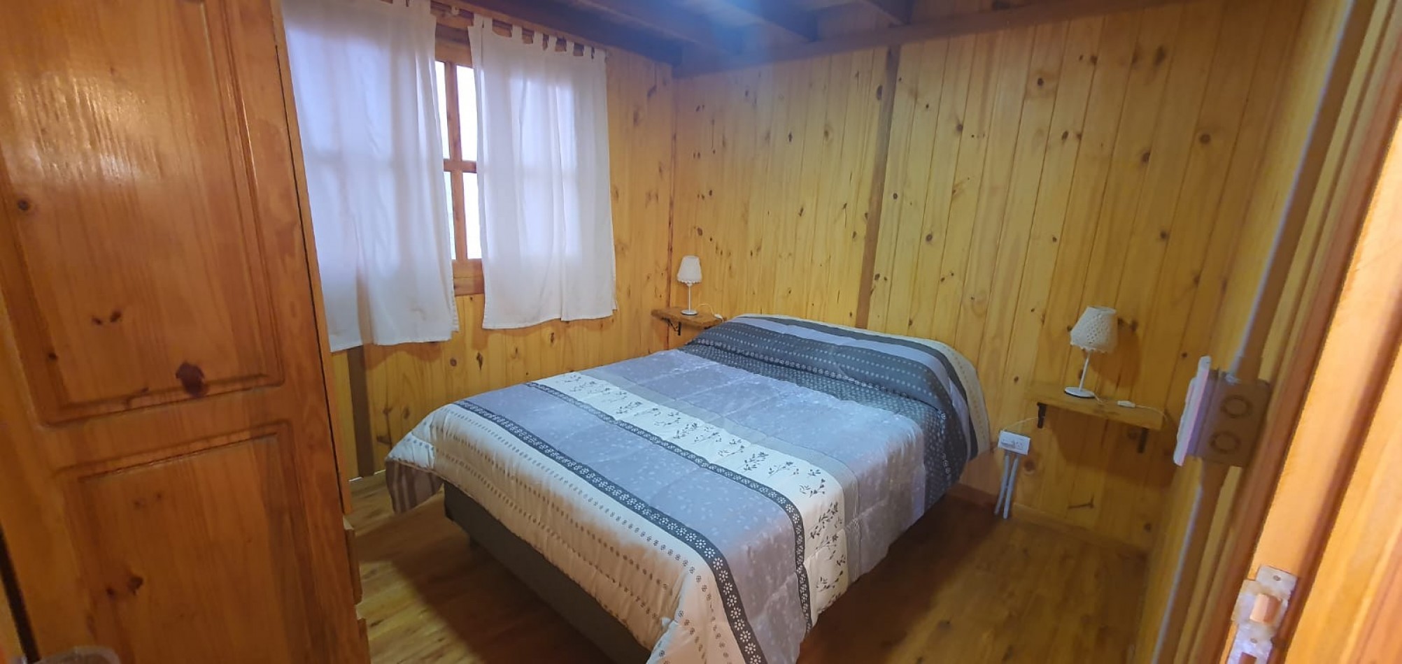 DOS CABAÑAS DE 3 AMBIENTES CON PARQUE Y ENTRADA PARA AUTO EN MIRAMAR. APTO CREDITO