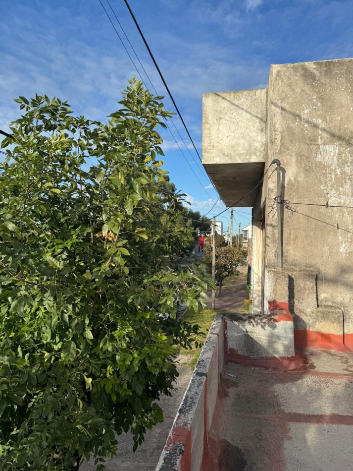 CASA DE 3 AMB CON PATIO Y 2 LOCALES QUE PUEDE USARSE COMO COCHERA. PARA RECICLAR