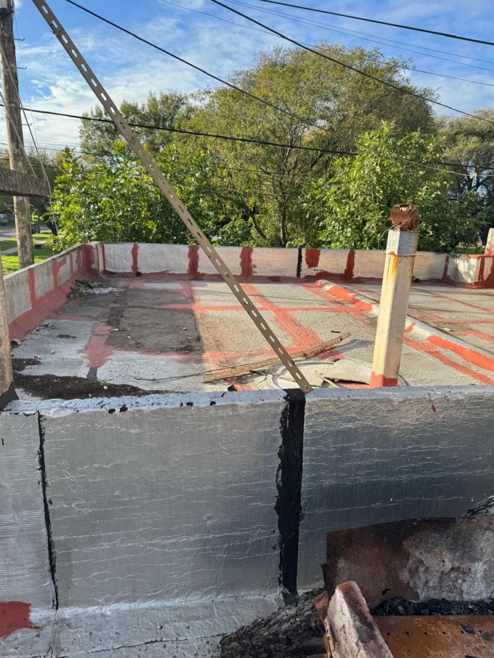 CASA DE 3 AMB CON PATIO Y 2 LOCALES QUE PUEDE USARSE COMO COCHERA. PARA RECICLAR
