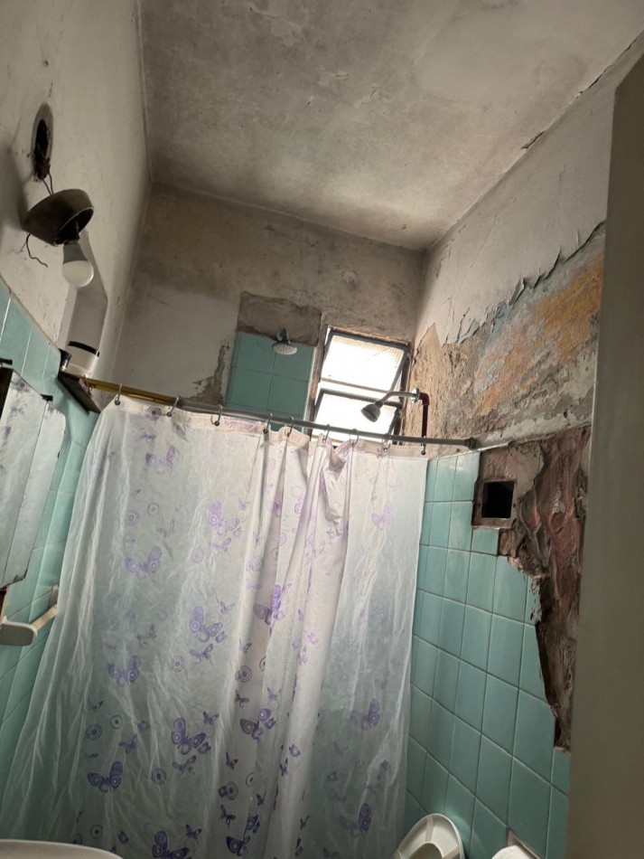 CASA DE 3 AMB CON PATIO Y 2 LOCALES QUE PUEDE USARSE COMO COCHERA. PARA RECICLAR