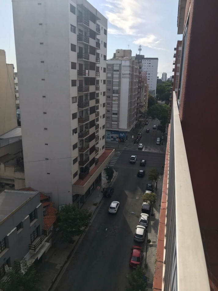 DEPARTAMENTO 4 AMBIENTES A LA CALLE CON BALCON SALIENTE. APTO CREDITO