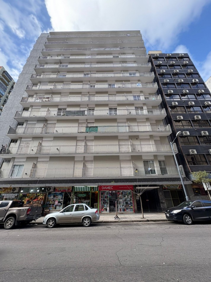 DEPARTAMENTO DE 2 AMBIENTES CON BALCON SALIENTE A LA CALLE.  APTO CREDITO 