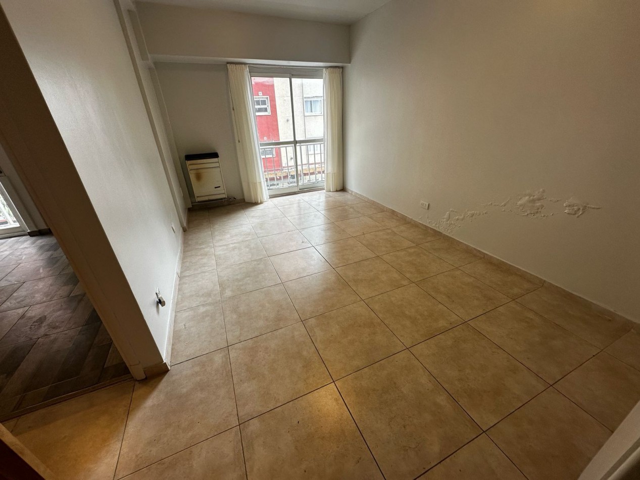 DEPARTAMENTO DE 2 AMBIENTES CON BALCON SALIENTE A LA CALLE.  APTO CREDITO 