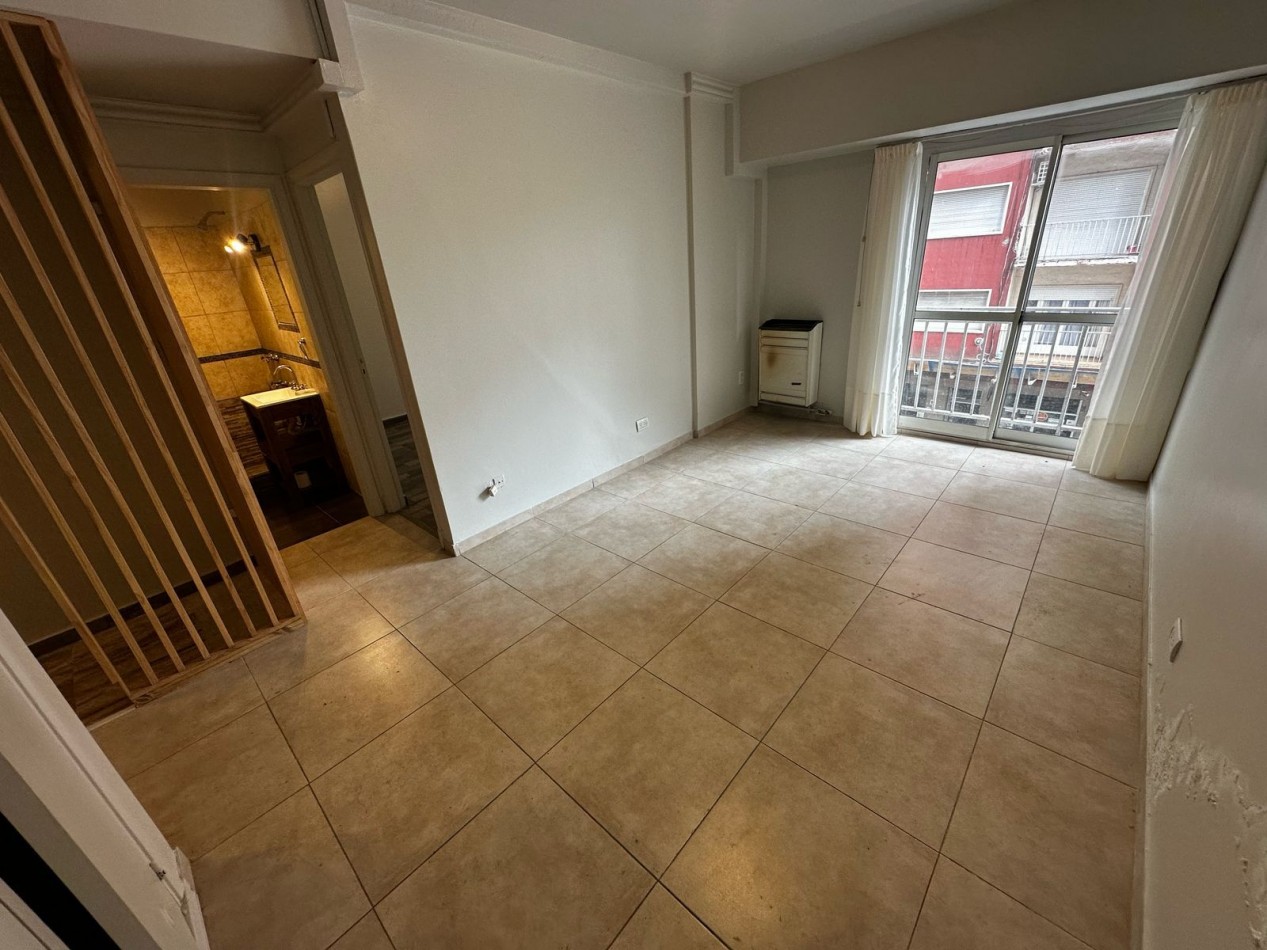 DEPARTAMENTO DE 2 AMBIENTES CON BALCON SALIENTE A LA CALLE.  APTO CREDITO 