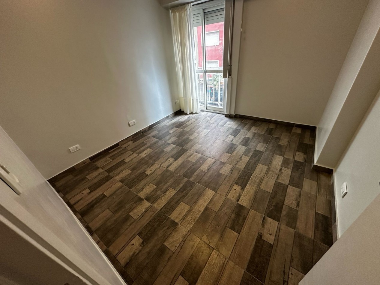 DEPARTAMENTO DE 2 AMBIENTES CON BALCON SALIENTE A LA CALLE.  APTO CREDITO 