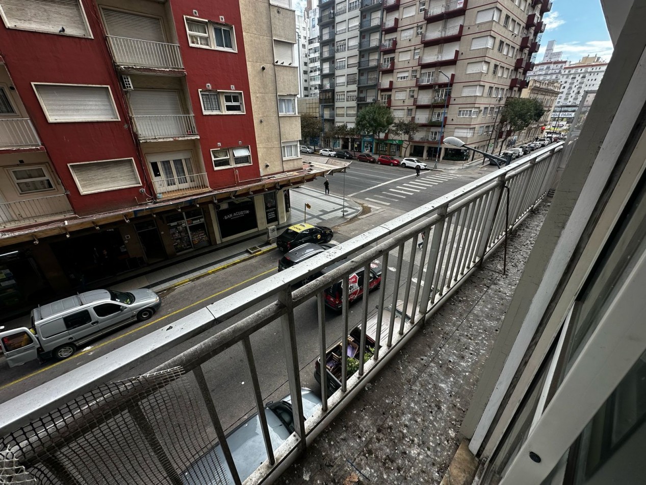 DEPARTAMENTO DE 2 AMBIENTES CON BALCON SALIENTE A LA CALLE.  APTO CREDITO 