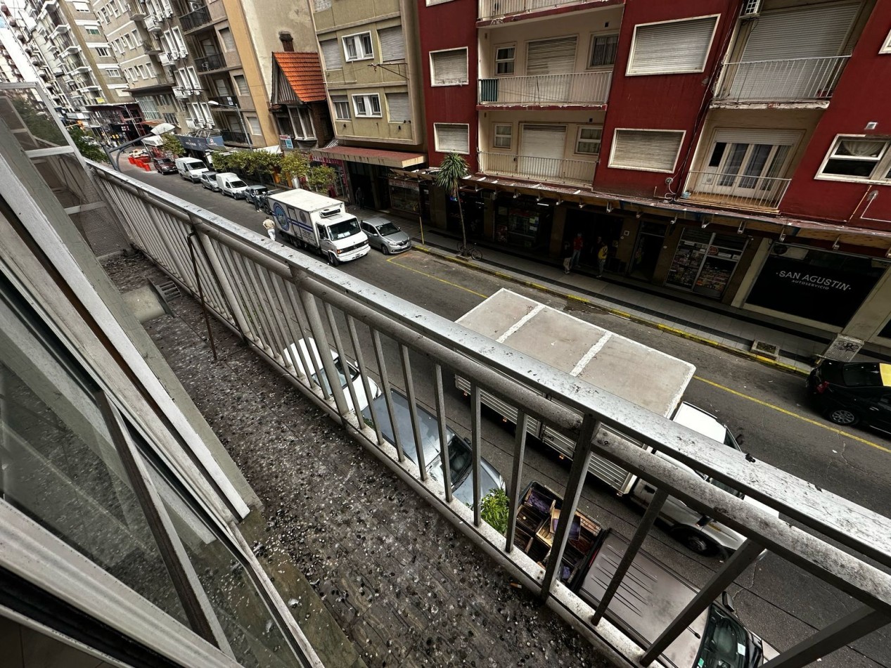DEPARTAMENTO DE 2 AMBIENTES CON BALCON SALIENTE A LA CALLE.  APTO CREDITO 