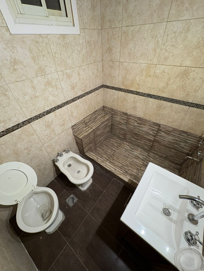 DEPARTAMENTO DE 2 AMBIENTES CON BALCON SALIENTE A LA CALLE.  APTO CREDITO 