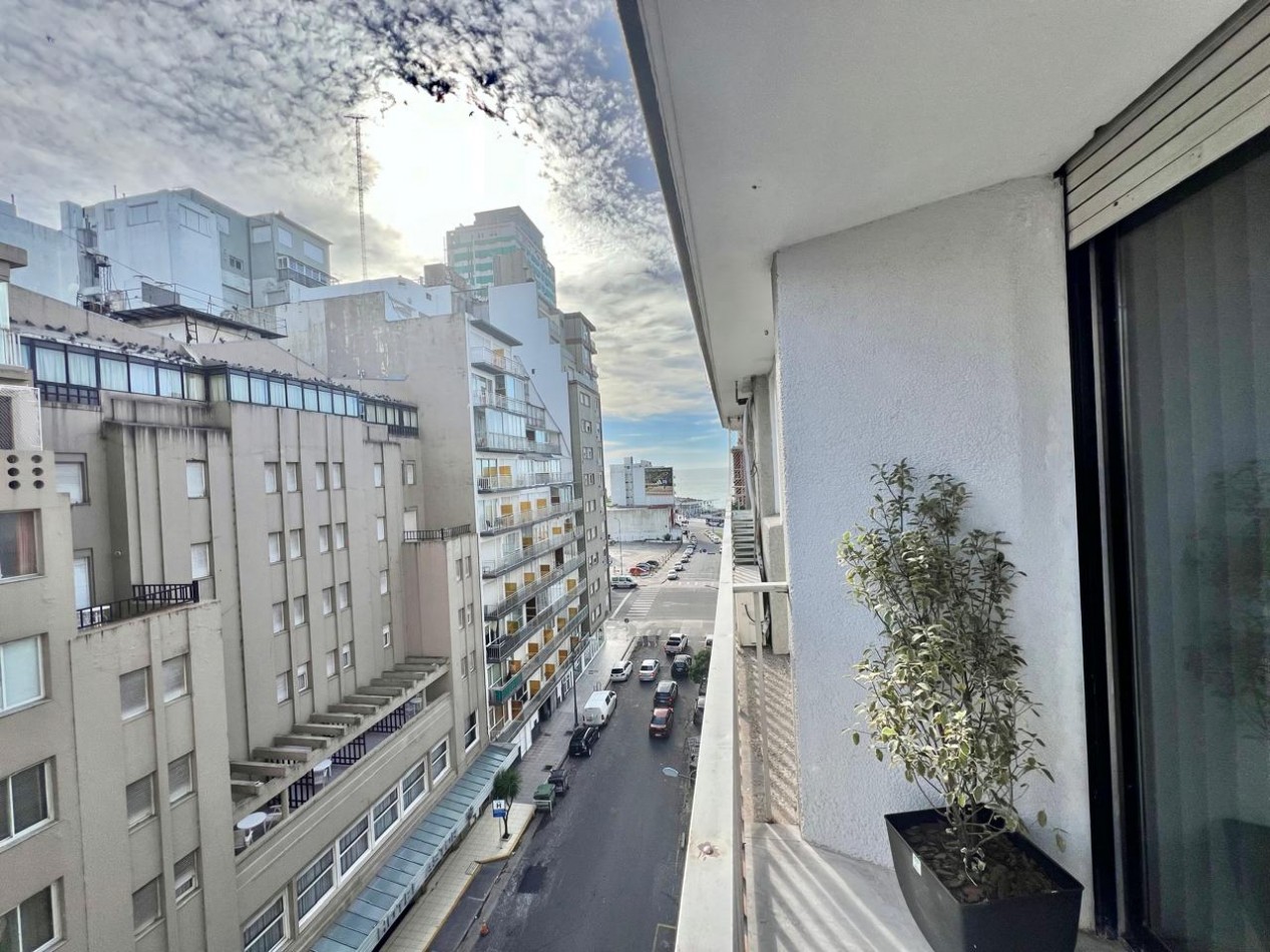 DEPARTAMENTO 2 AMB CON BALCON SALIENTE A LA CALLE Y VISTA LATERAL AL MAR