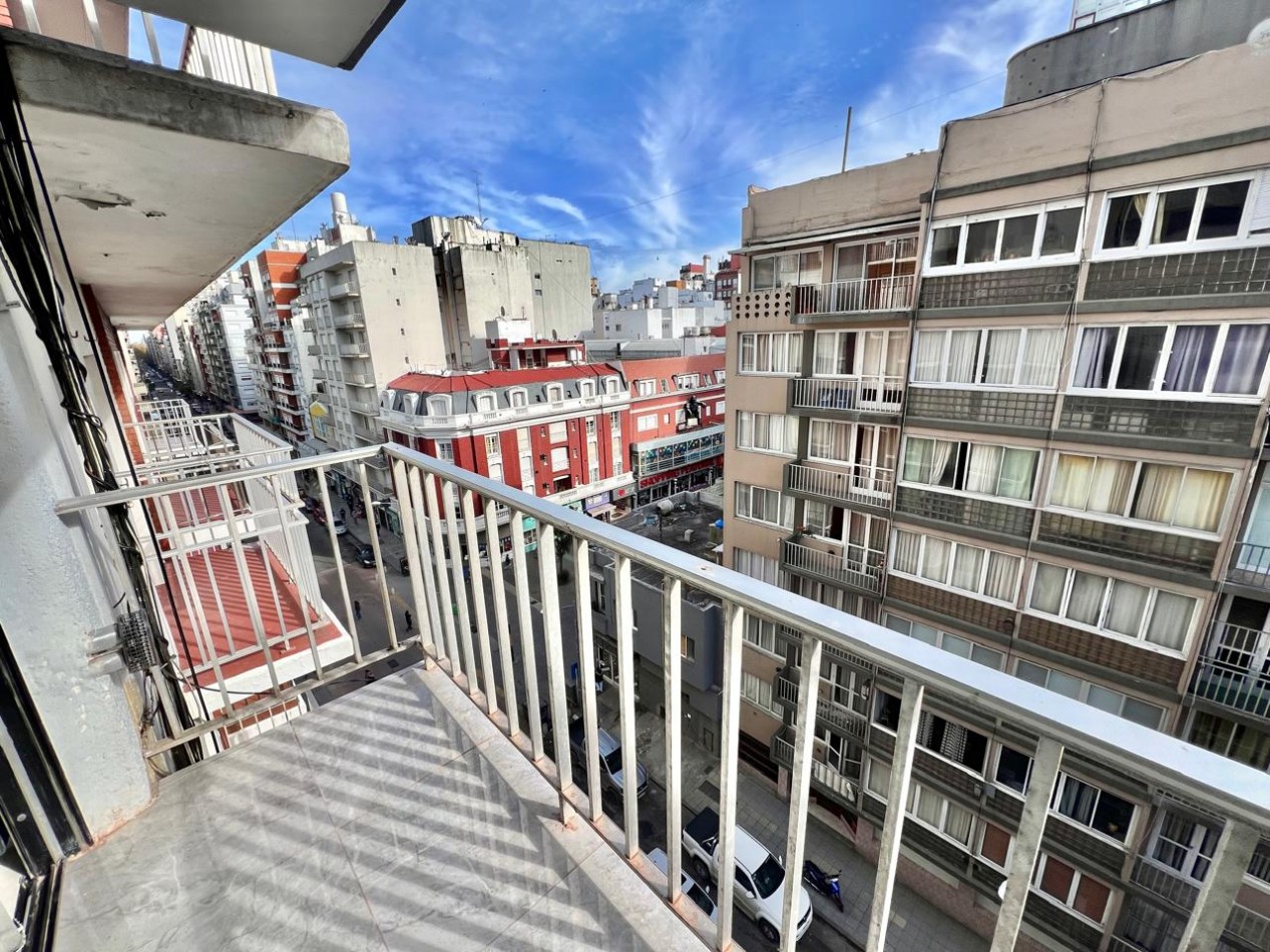 DEPARTAMENTO 2 AMB CON BALCON SALIENTE A LA CALLE Y VISTA LATERAL AL MAR