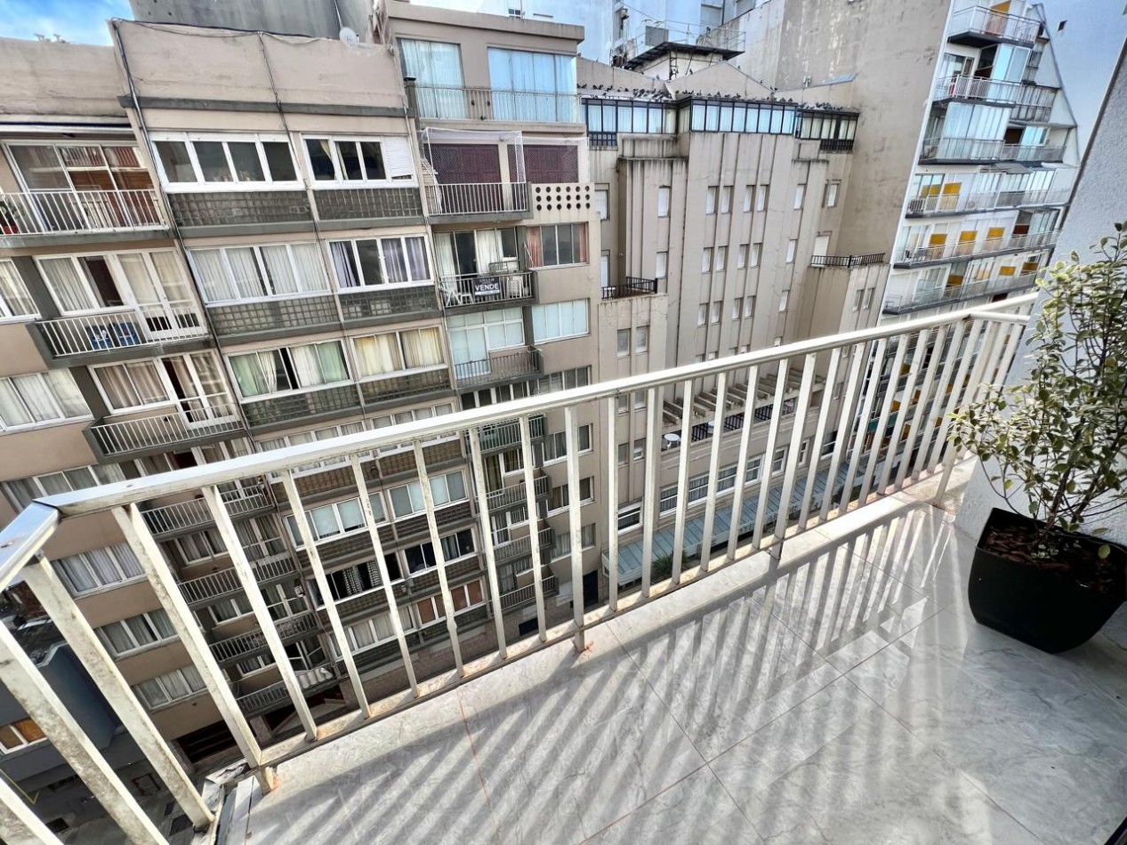 DEPARTAMENTO 2 AMB CON BALCON SALIENTE A LA CALLE Y VISTA LATERAL AL MAR