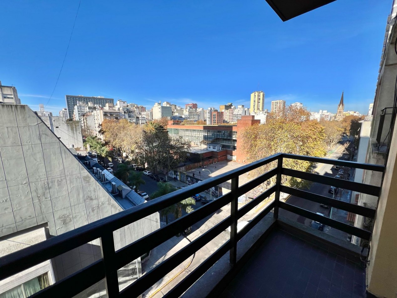 DEPARTAMENTO 5 AMBIENTES AL FRENTE CON BALCON SALIENTE Y COCHERA EN LA PERLA