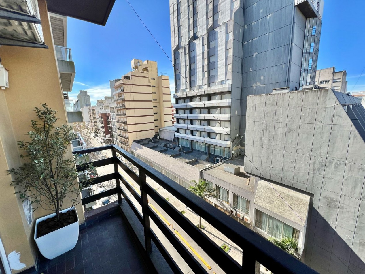 DEPARTAMENTO 5 AMBIENTES AL FRENTE CON BALCON SALIENTE Y COCHERA EN LA PERLA