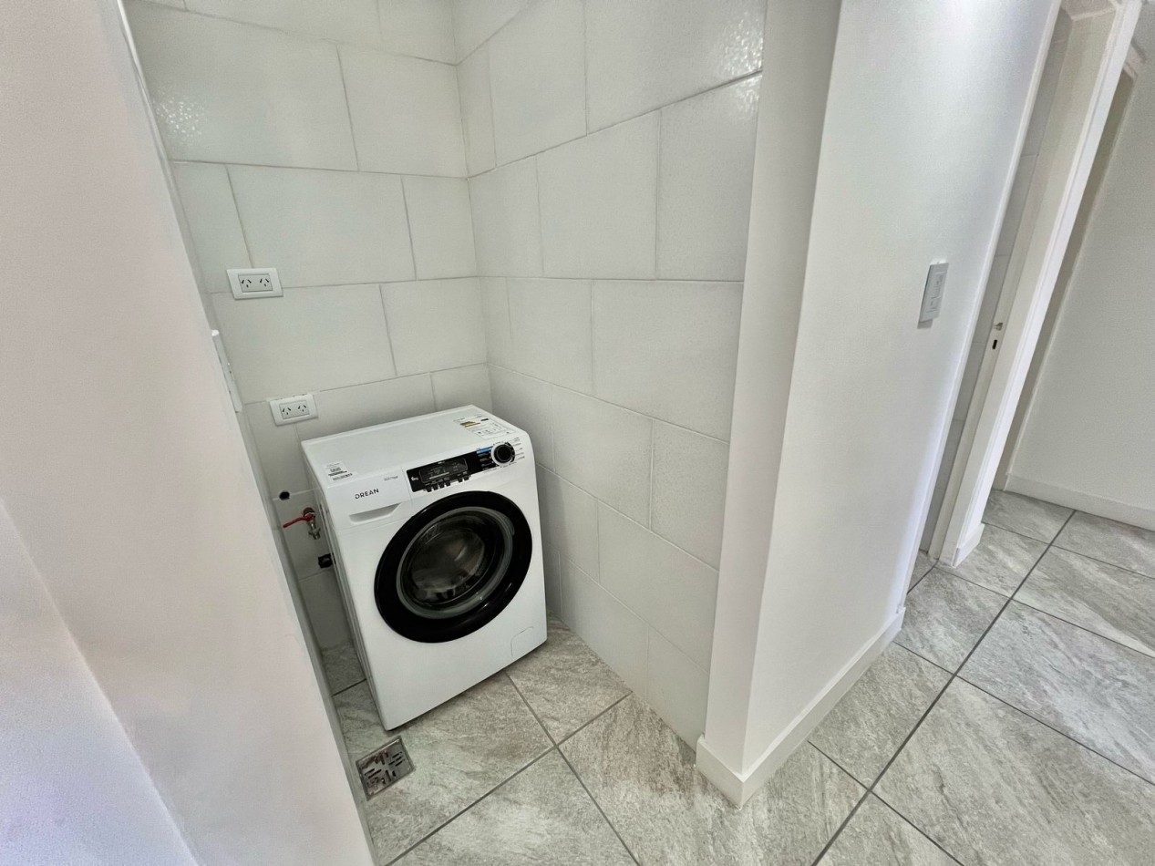 DEPARTAMENTO 5 AMBIENTES AL FRENTE CON BALCON SALIENTE Y COCHERA EN LA PERLA