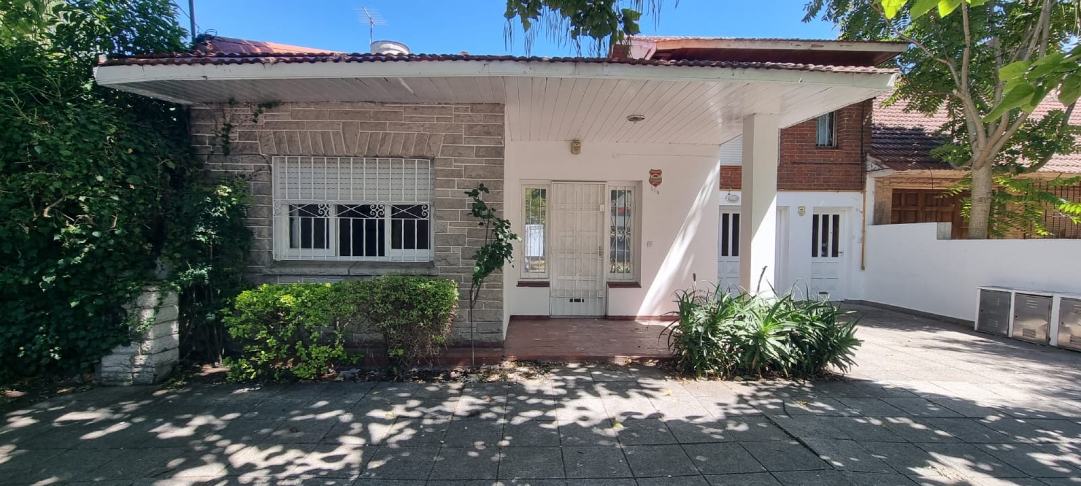 CHALET EN PH DE 4 AMBIENTES  CON GARAJE MAS TROTADORA Y PATIO EN PARQUE LURO