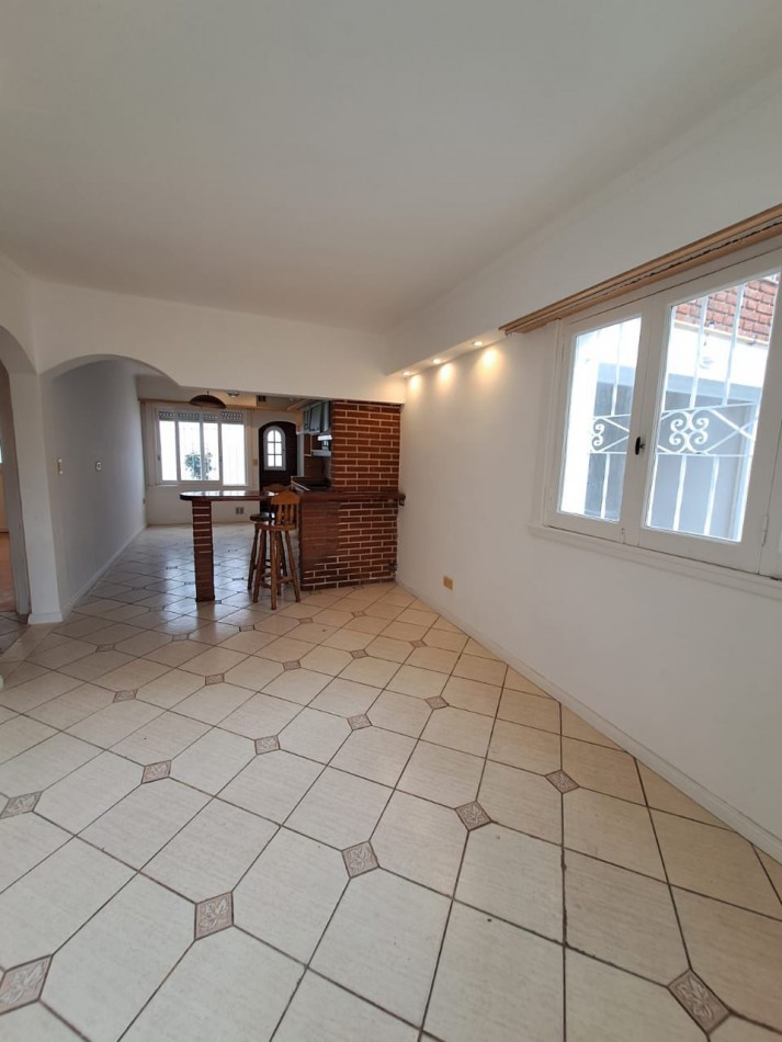 CHALET EN PH DE 4 AMBIENTES  CON GARAJE MAS TROTADORA Y PATIO EN PARQUE LURO