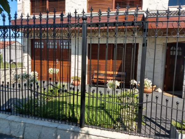 CHALET DE 6 AMBIENTES CON QUINCHO Y PISCINA EN COLINAS PERALTA RAMOS (APTO CREDITO)