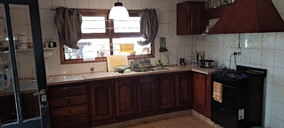 CASA QUINTA DE 6 AMBIENTES SOBRE UNA SUPERFICIE DE 1 HECTAREA DE PARQUE