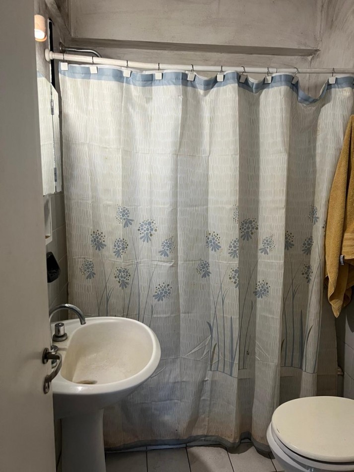 DEPARTAMENTO DE 1 AMBIENTE CON BALCON A LA CALLE Y COCHERA E EN EL CENTRO. APTO CREDITO