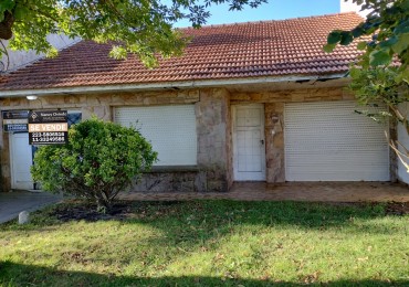 CHALET 3 AMBIENTES CON JARDIN Y GARAGE A RECICLAR
