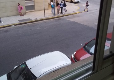 DEPARTAMENTO 2 AMBIENTES AL FRENTE CON VENTANAL A LA CALLE, A 100 MTS DE PLAZA COLON