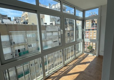 DEPARTAMENTO 4 AMBIENTES A LA CALLE CON BALCON TERRAZA CUBIERTO, LAVADERO Y VISTA PARCIAL LATERAL AL MAR