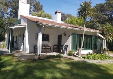 CASA DE 5 AMBIENTES CON AMPLIO PARQUE Y PILETA EN CHAPADMALAL VENDE Y PERMUTA