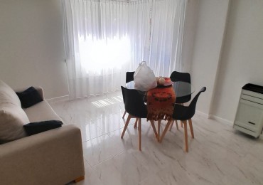 DEPARTAMENTO 2 AMBIENTES CON BALCON FRANCES EN EL CENTRO, A 250 MTS. DE LA PLAYA