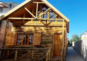 DOS CABAÑAS DE 3 AMBIENTES CON PARQUE Y ENTRADA PARA AUTO EN MIRAMAR. APTO CREDITO