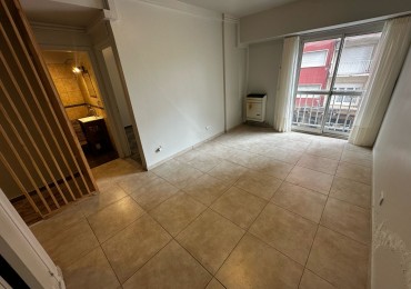 DEPARTAMENTO DE 2 AMBIENTES CON BALCON SALIENTE A LA CALLE.  APTO CREDITO 